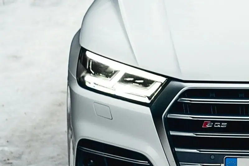 Scheinwerfer und SQ5-Emblem in Nahaufnahme
