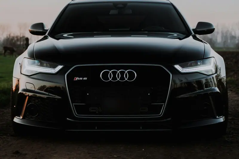 Front des Audi RS 6 Avant mit Wabengrill