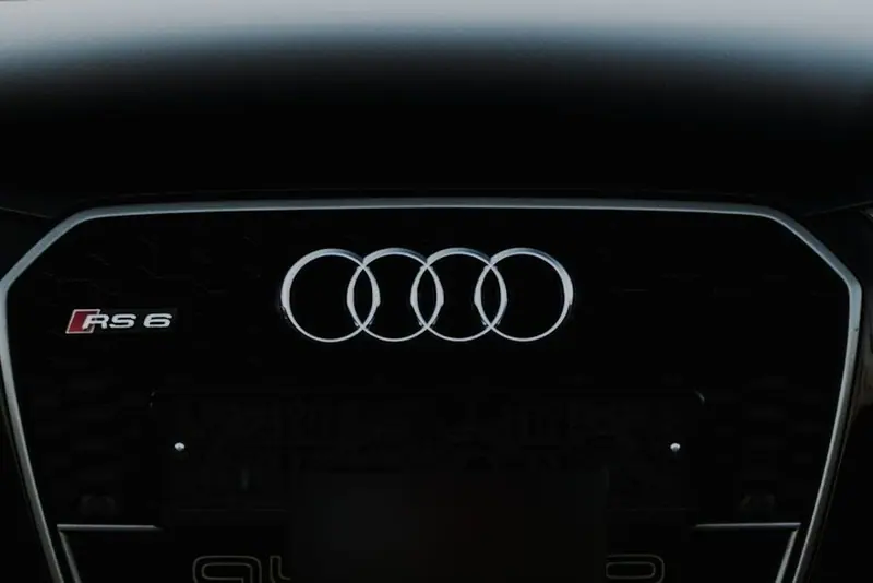Kühlergrill mit Audi-Ringen und RS-6-Emblem