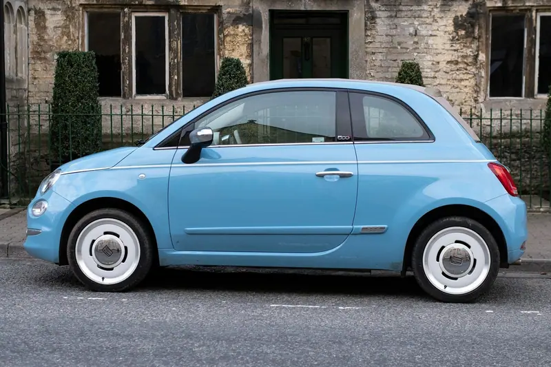 Fiat 500 in der Seitenansicht mit weissen Retro-Felgen