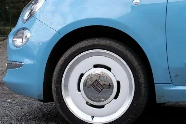 Weisse Retro-Felge und Kotflügel des Fiat 500