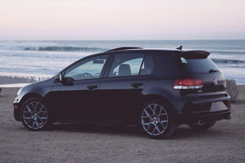 VW Golf GTI von hinten links mit Dachspoiler
