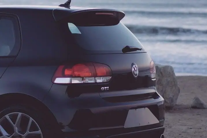 Heck des VW Golf GTI mit Rückleuchte und GTI-Schriftzug