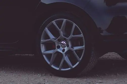 Leichtmetallfelge des VW Golf GTI