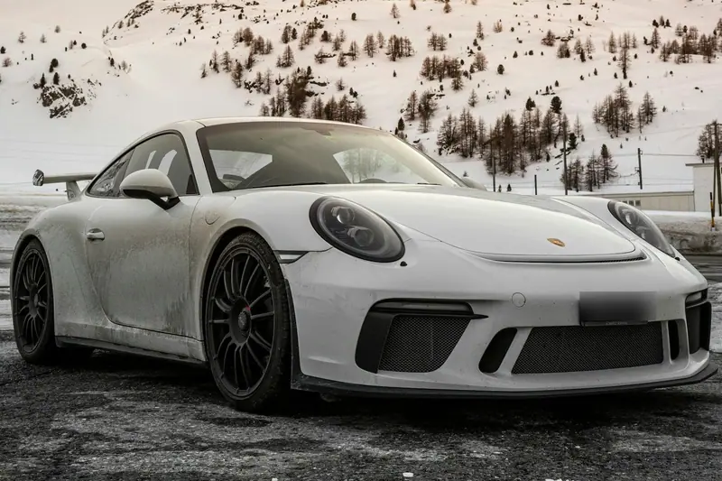 Porsche 911 GT3 in der Dreiviertelansicht von vorne mit Heckflügel
