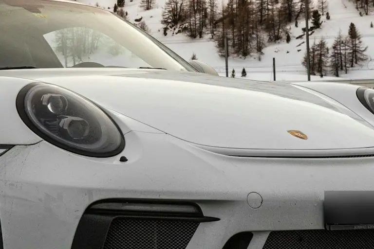 Scheinwerfer und Fronthaube des Porsche 911 GT3