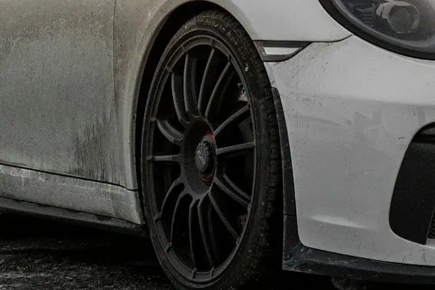 Schwarze Leichtmetallfelge mit Zentralverschluss am Porsche 911 GT3