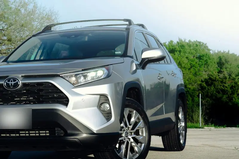 Toyota RAV4 von vorne rechts mit Dachreling