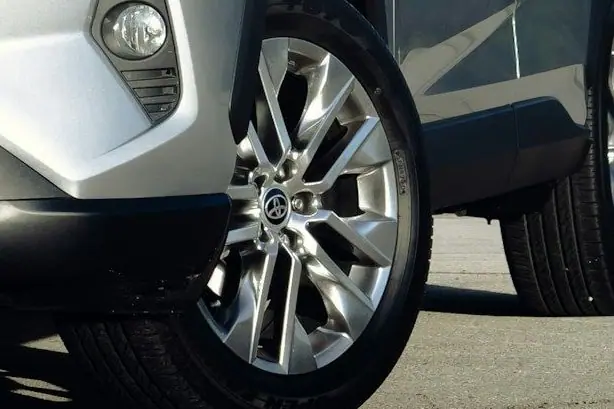 18-Zoll-Leichtmetallfelge des Toyota RAV4
