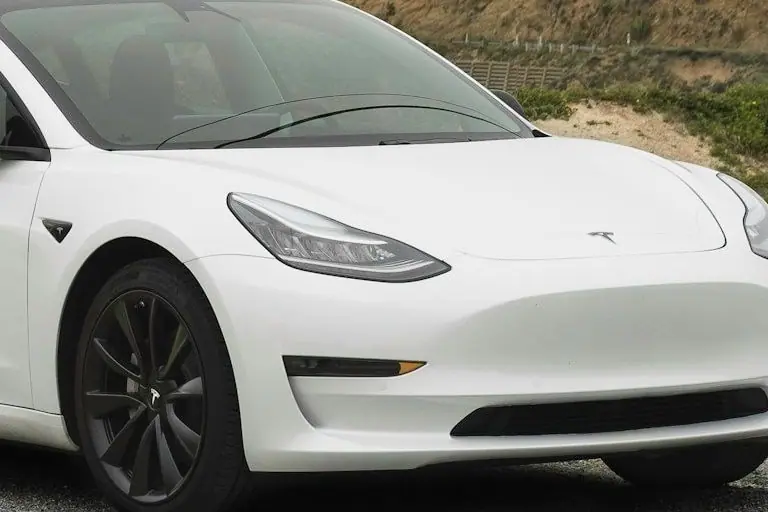 Front und Scheinwerfer des Tesla Model 3
