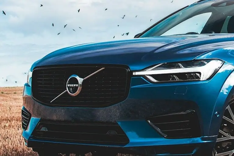 Kühlergrill und LED-Scheinwerfer des Volvo XC60